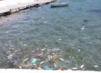 Απορρίμματα στην θάλασσα του Κορθίου