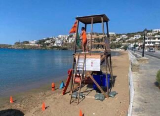 Ναυαγοσώστες στις πολυσύχναστες παραλίες της Άνδρου