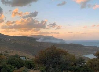 Φωτιά στην χωματερή και στις ανεμογεννήτριες στο Στενό