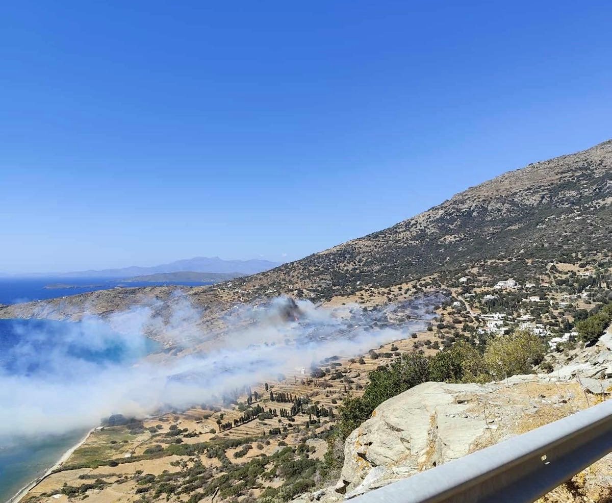 Σε εξέλιξη η φωτιά στην Παλαιόπολη