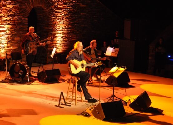 Ο Παντελής Βούλγαρης αποχαιρετά με συγκίνηση τον Διονύση Σαββόπουλο