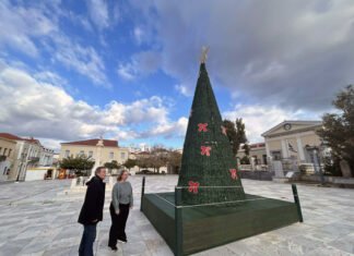 Η Χώρα στολίζεται