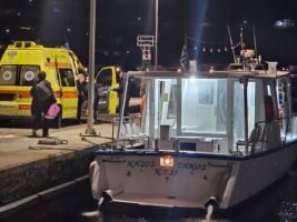 Η Έπαρχος Άνδρου διαμαρτύρεται