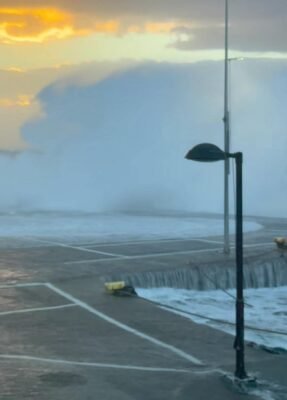 Νοτιάδες, κυματισμός αλλά χωρίς ζημιές.