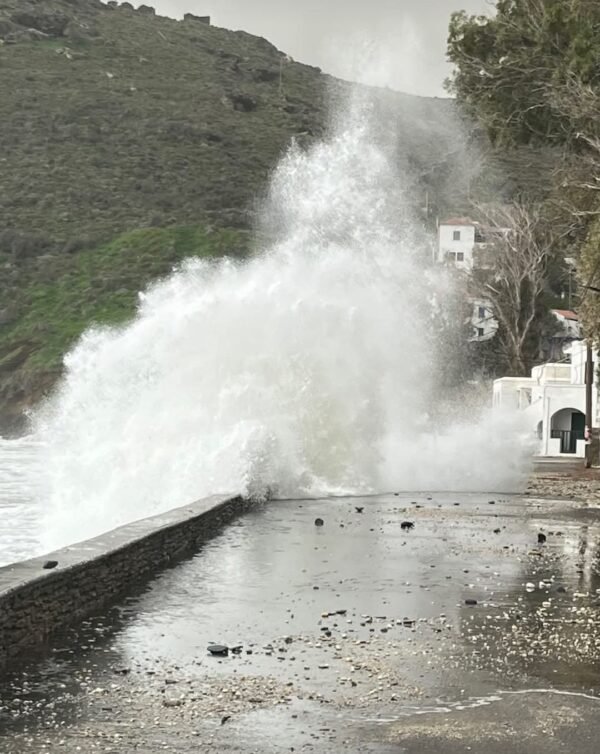 Επικίνδυνη σοροκάδα στην Άνδρο.