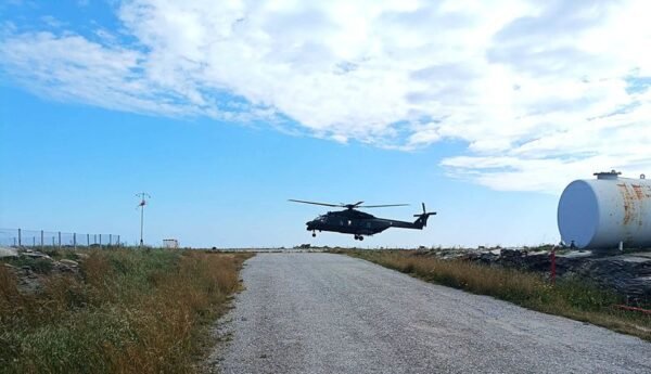 Πετάει; Πετάει; το ελικόπτερο;