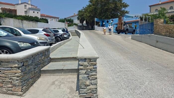 Πλακοστρώθηκε το πεζοδρόμιο που οδηγεί στο Ανοιχτό Θέατρο