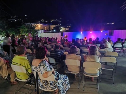 «Με μια κιθάρα στο χωράφι» η Ασημίνα Κουρή