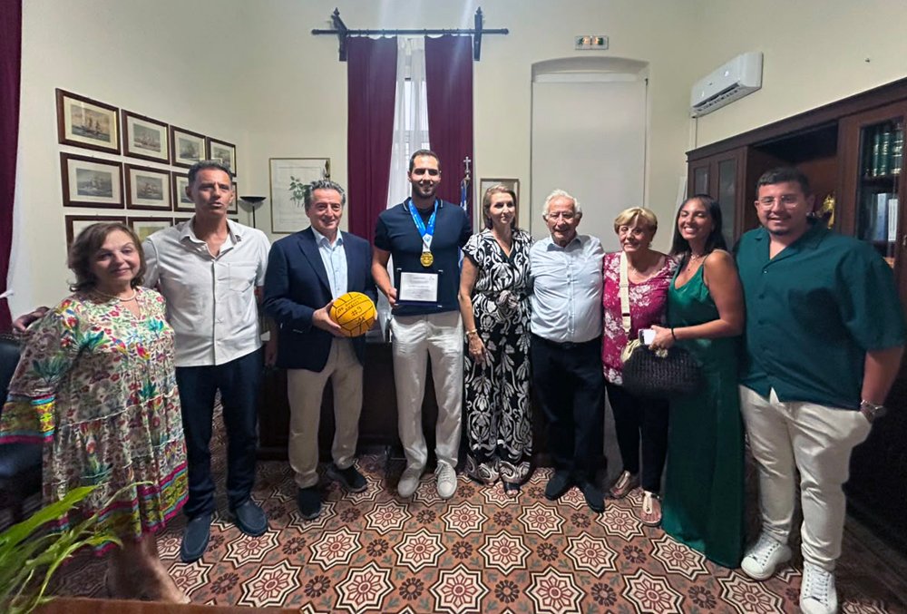 Η τιμή στον Ζαννή Αλαφραγκή "εγκαινιάζει" το κολυμβητήριο στην Άνδρο