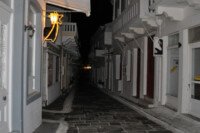 Ενα άστρο φωτισμένο, στο βάθος κοντά στον Αγιο Γεώργιο λιγοστά φώτα, σιωπή και μόνο ο αέρας που μπαίνει από τα στενά ταράζει τη σιγαλιά.