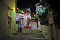 Το μεζεδοπωλείο “Τα σκαλάκια” με τα φωτάκια αναμένα και το τραπέζι έτοιμο για να ξαποστάσει ο Αγιος Βασίλης.