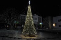 Το δέντρο φωτισμένο από άλλη γωνία...