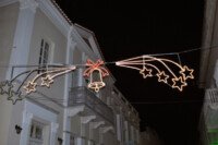 Η Χριστουγεννιάτικη γιρλάντα με φόντο ένα κλασικό υπέροχο Ανδριώτικο σπίτι!