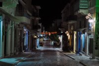 Κλασική χειμωνιάτικη εικόνα: η αγορά φωτογραφημένη από το ύψος των φαρμακείων. Ξεχωρίζει η καμπύλη που σχηματίζουν οι πλάκες για να φεύγουν στα πλάγια τα νερά των βροχών.