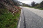 Πέτρες έχουν πέσει στο οδόστρωμα. Photo: Δ. Ανδρου