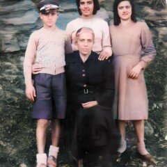 Η ΑΘηνά Παλαιοκρασσά με τον Αντρίκο, την Ερηνούλα και την Κατίνα