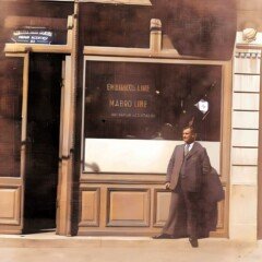 Έξω από τα γραφεία της "Εμπειρίκος"